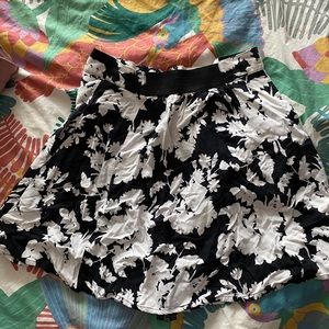 Flower black and white skirt